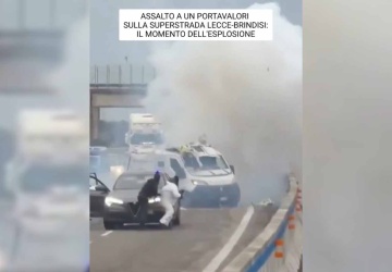 Atak na autostradzie we Włoszech. Wysadzili furgonetkę i zaczęli strzelać