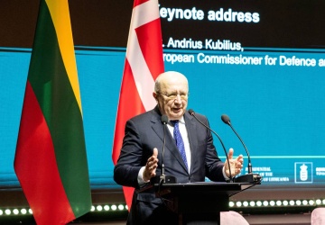 Komisarz UE ds. obrony: Europejskie siły zbrojne powinny zastąpić wojska amerykańskie