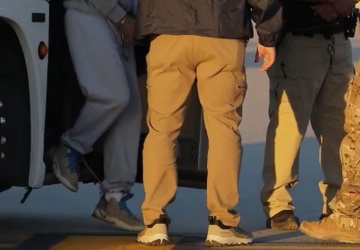 „Samodeportuj się i spędź Walentynki z ukochaną osobą” - niecodzienne nagranie administracji USA