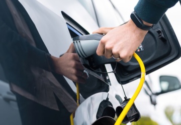 Słynna marka samochodów wycofuje tysiące elektryków. Ryzyko przegrzania i pożaru