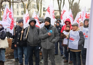 Duży protest w Bychawie. Solidarność: prawa pracownicze są łamane