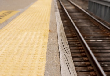 Nastolatek pomagał niepełnosprawnej osobie i wpadł pod pociąg. Chłopiec jest w ciężkim stanie