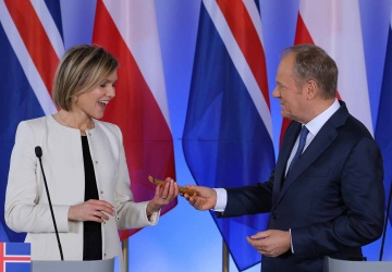 Tusk wręczył Prince Polo premier Islandii. Od razu skomentowała