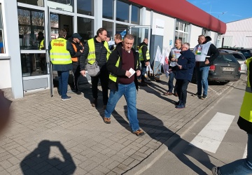 Spór zbiorowy w Swiss Krono w Żarach. Solidarność prowadziła akcję informacyjną przed zakładem