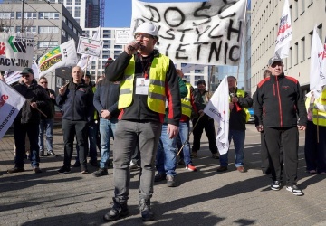 „Dość pustych obietnic”. Solidarność protestowała przed siedzibą Holdingu KW