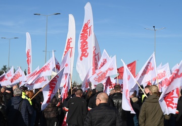 Manifestacja pod siedzibą PeBeKa i KGHM w Lubinie. Związki zawodowe apelują o udział w demonstracji