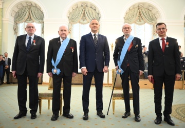 Prezes Stowarzyszenia „Godność” Czesław Nowak oraz artysta, prof. Stanisław Radwański odznaczeni Orderem Orła Białego