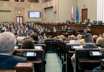 Nowy sondaż partyjny. KO na czele, ale PiS z największym wzrostem