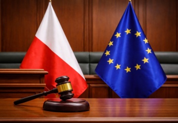 Nowy pomysł Żurka: od maja w polskich sądach flaga UE obowiązkowo obok polskiej