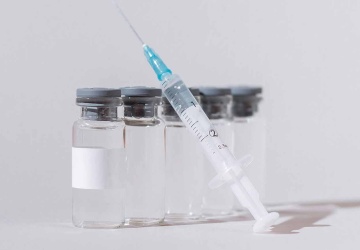 Twierdzi, że po szczepionce na COVID-19 straciła słuch. Jest decyzja sądu