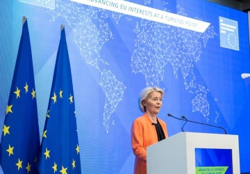 Francuski dyplomata oskarżył Ursulę von der Leyen o nadużycie