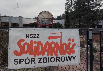 Dyrektor DPS w Lublińcu wezwała policję w związku z banerem Solidarności. To działanie prowadzące do eskalacji konfliktu