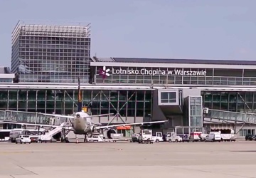 Zjechał trapem i zaczął uciekać. Szokujące sceny na lotnisku w Warszawie