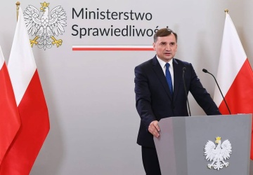 „Teraz Holland może nazywać polskich żołnierzy 's...synami'. Oświadczenie Zbigniewa Ziobry po wyroku sądu