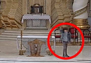 Opluł ołtarz i cisnął krzyżem. Policja opublikowała szokujące nagranie