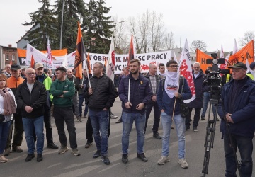 Nie wyciągamy rąk po pieniądze. Dajcie nam tylko zielone światło. Pikietowali pracownicy Huty Łabędy w Gliwicach