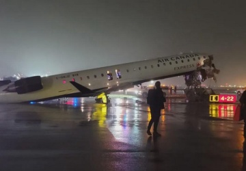 Wypadek na lotnisku w Nowym Jorku, piloci w ciężkim stanie. Wstrzymano wszystkie loty
