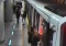 Atakował pasażerów metra. Niepokojące nagranie z Warszawy