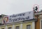 Na spotkaniu z Trzaskowskim pojawił się Zorro i wielki baner Byle nie Trzaskowski