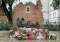 Kawałek muru, krzyż, napis. Historia Pomnika Powstańców Warszawskich w Słupsku