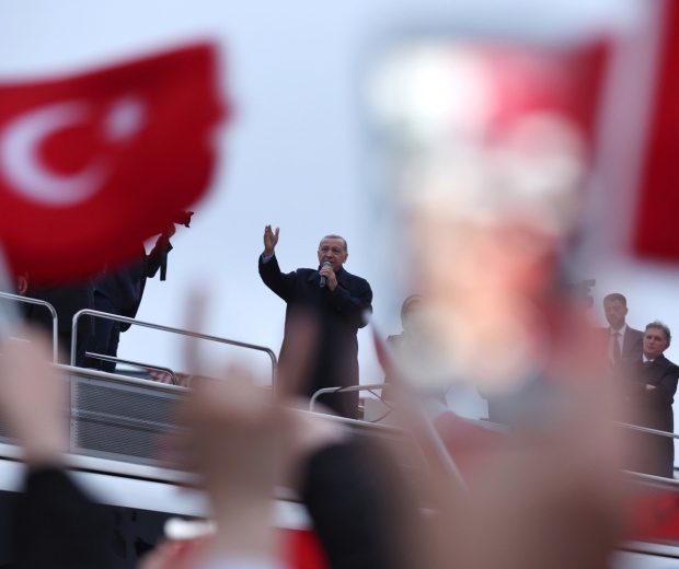Politico: Zwycięstwo Erdogana oznacza wyjątkowo silną pozycję Turcji