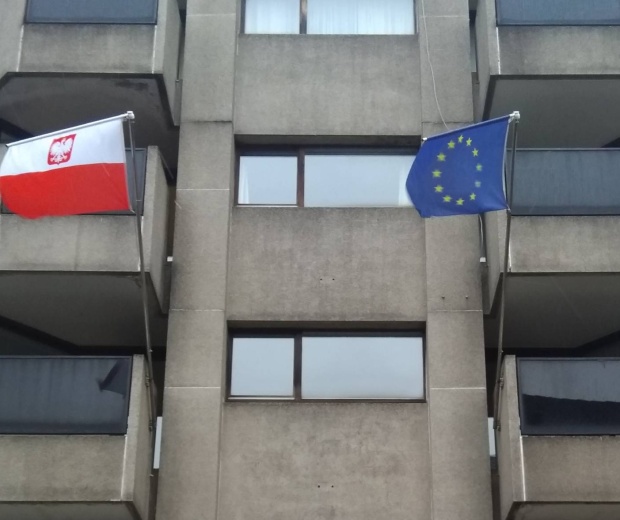 Atak na polski konsulat w Brukseli. Budynek oblany farbą, obraźliwe hasła na elewacji