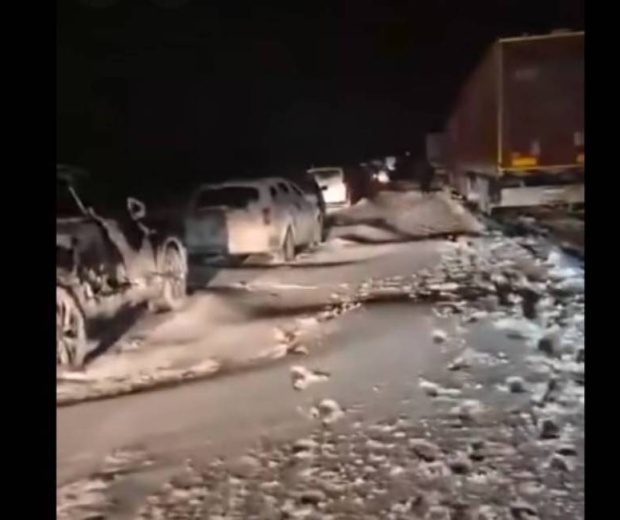 Droga S7 całkowicie zablokowana. „Stoimy od godzin, nie mamy jedzenia ani picia” [WIDEO]