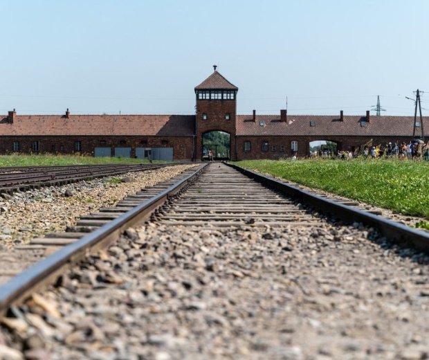 Niemiecka organizacja „zapomniała” wymienić Polaków pośród ofiar Auschwitz