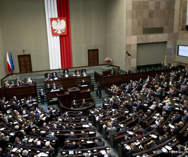 KO z potężnym spadkiem, Konfederacja mocno w górę. Zobacz najnowszy sondaż