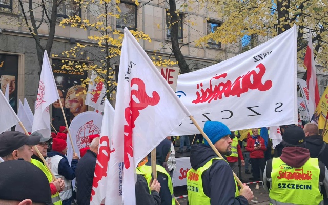 W Warszawie protestują pracownicy Enei zrzeszeni w Solidarności