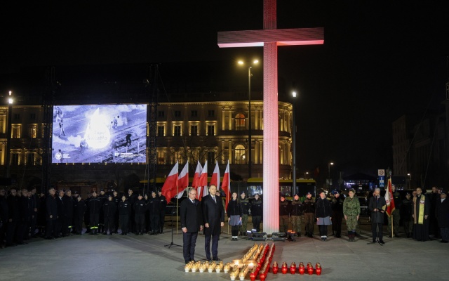 Prezydent Karol Nawrocki w rocznicę stanu wojennego zapalił Światło Wolności: Niech żyje Polska! Precz z komuną