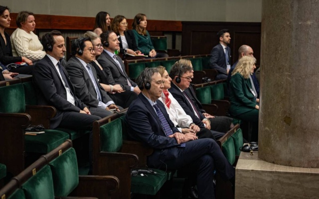 „Ambasador Niemiec otwarcie 'nadzoruje' w Sejmie obrady