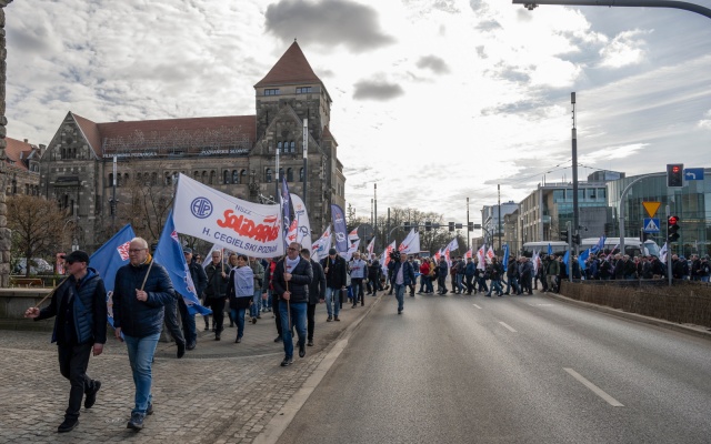 Żądamy pracy i płacy. W Poznaniu demonstrowali pracownicy zakładów Cegielskiego, WSK i Stomilu