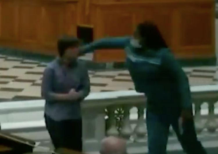 40-letnia Sara Contrucci została zaatakowana przez czarnoskórą kobietę podczas mszy św.  [WIDEO] USA: Atak czarnoskórej kobiety podczas nabożeństwa. 