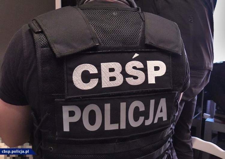 CBŚP: Likwidacja nielegalnej fabryki papierosów. Skonfiskowano towar wartości 3,8 mln euro