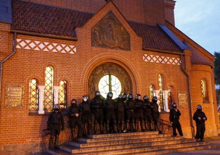  [video] Białoruski OMON zablokował katolicki kościół św. Szymona i Heleny w Mińsku. Biskup protestuje