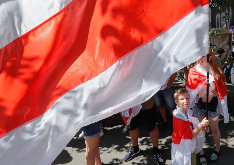 EPA/SERGEY DOLZHENKO Białoruś: Uczestnicy protestu idą w marszu przez centrum Mińska