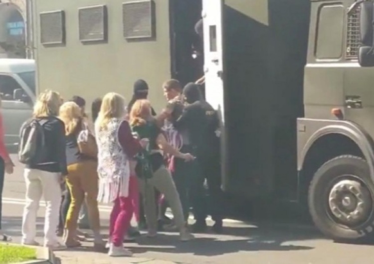  [video] Niesamowity film. Białoruskie kobiety odbijają więźnia OMON-owi