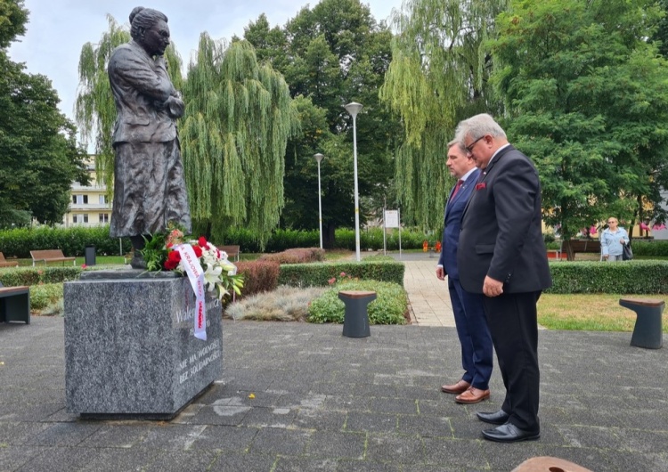  Obchody Sierpnia '80. Gdańsk: Złożenie kwiatów pod pomnikiem Anny Walentynowicz