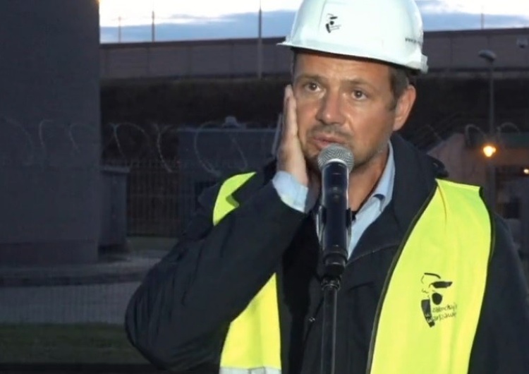 Policja w warszawskim ratuszu. Trzaskowski grzecznie: