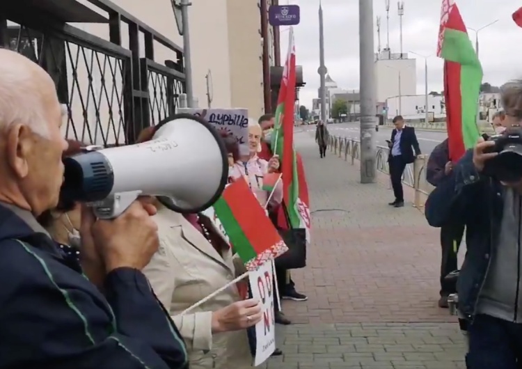  Białoruś: Protesty przed polską ambasadą i konsulatem. „Ręce precz od Białorusi”