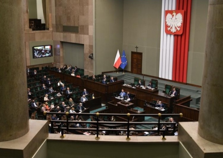  [SONDAŻ] PiS i PO lekko w górę. Pięć partii w Sejmie