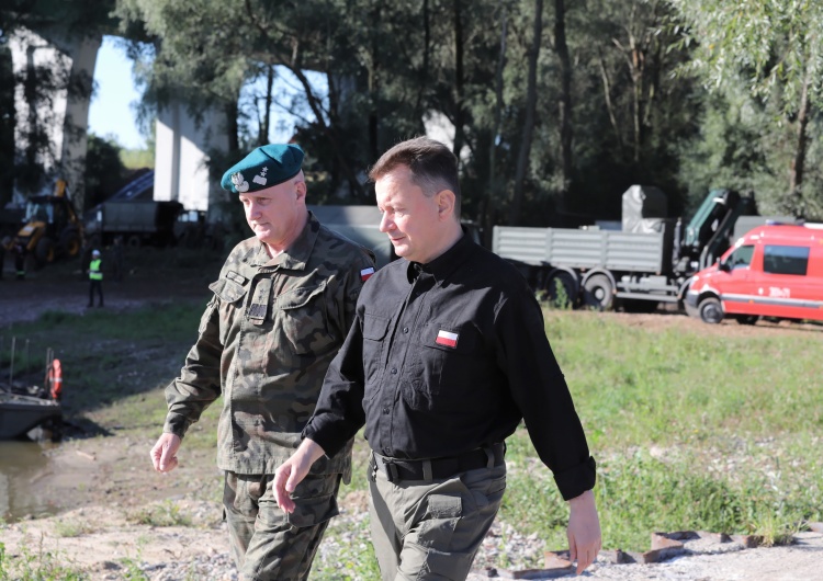Ruszyła budowa mostu pontonowego na Wiśle. Błaszczak: koszty będą niższe niż strefa relaksu