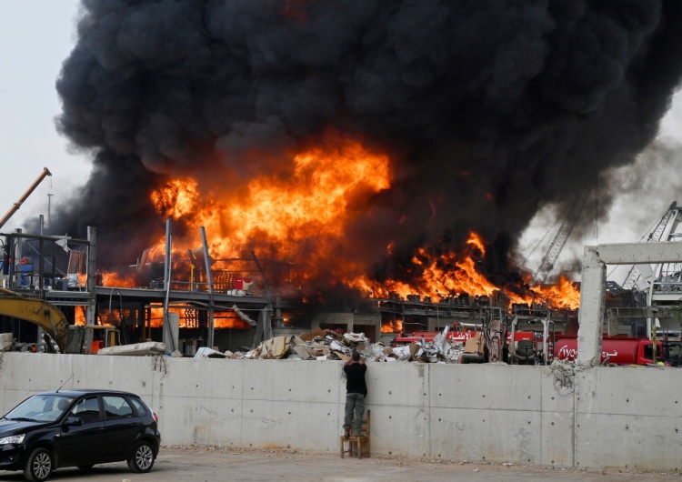  [FOTO, VIDEO] Co tam się dzieje? Bejrut: Potężny pożar w porcie gdzie niedawno doszło do eksplozji