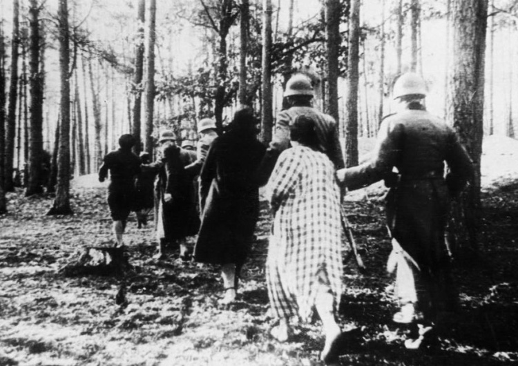 Polskie kobiety w drodze na egzekucję w Palmirach [Tylko u nas] Syn Więźnia Auschwitz: Zapominamy o skali bestialstwa. Współczesna wyobraźnia nie jest w stanie go pojąć
