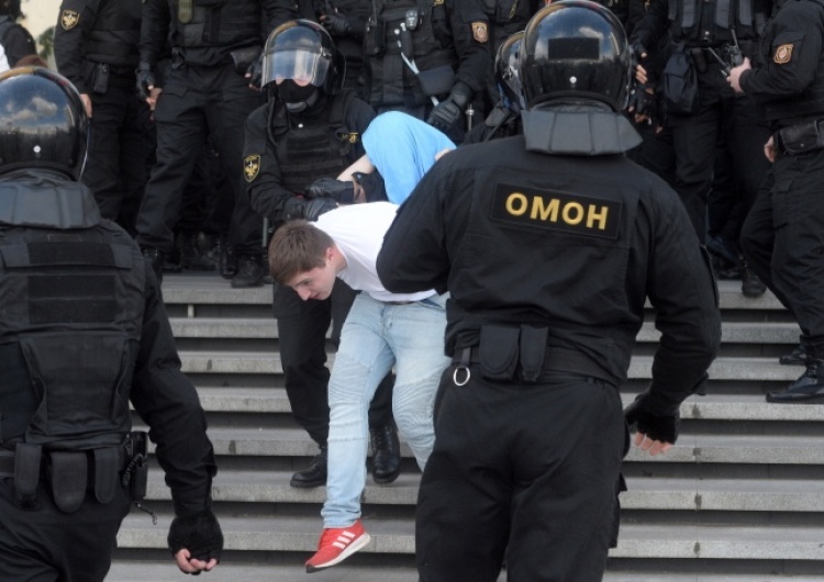  [video] Dramatyczne sceny w Mińsku. Przed demonstracją wzmocniono siły milicji i wojska