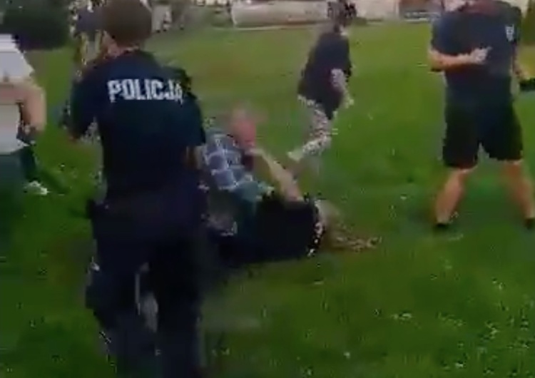  [video] Brutalny atak na interweniujących policjantów. Do sieci trafiło szokujące nagranie