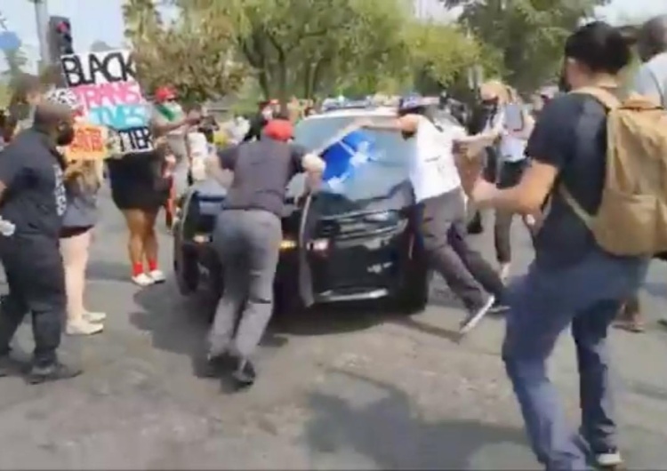  [video] Kalifornia: Demonstranci zaatakowali radiowóz. Skończyło się to inaczej niż w Warszawie
