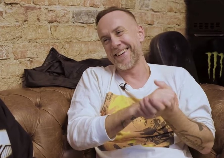 Nergal kpił w samolocie z otyłej osoby i pochwalił się tym na Instagramie. Wywołał burzę