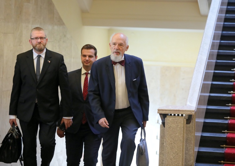 „Kolonizacja plus”, „Okupacja plus”. Konfederacja uderza w umowę z USA